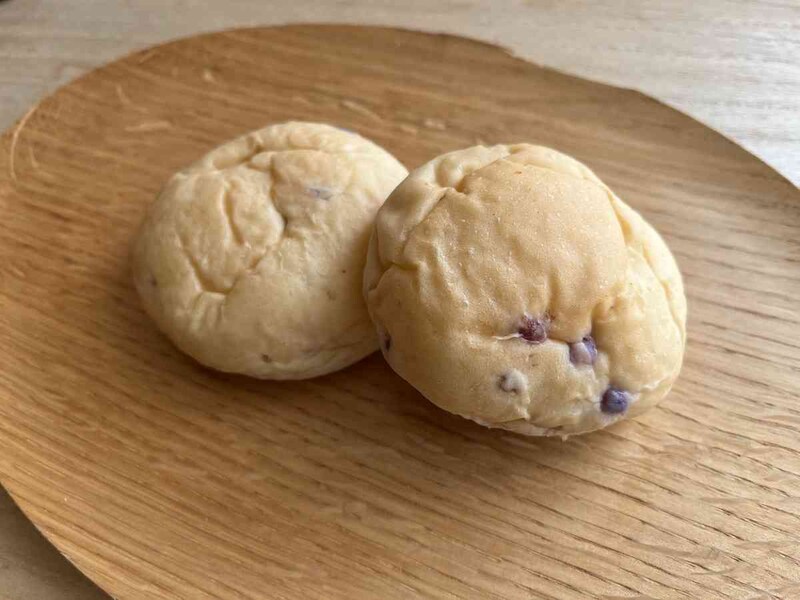 ローソンの「もちもちとしたパン　チーズクリーム＆ダブルベリー　2個入」の中にチーズクリームが入っている