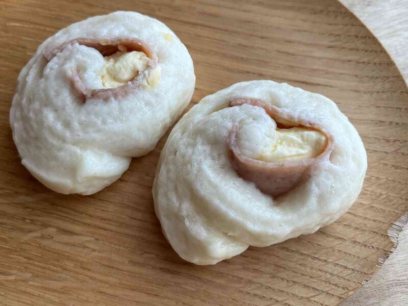 ローソンの「もちもちとした白いパン　ハム＆チーズ　2個入」のパン生地はしっとりもちもち