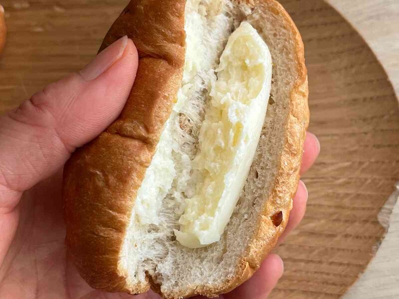 ローソンの「雑穀のミルクフランス　2個入」の中には甘いクリーム
