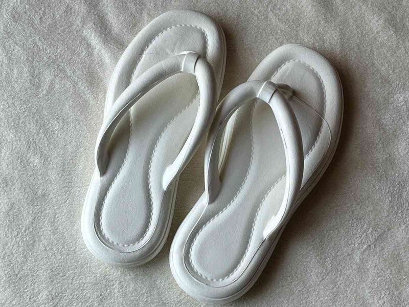 スリーコインズの「EVA ビーチサンダル」は取り入れやすい価格帯