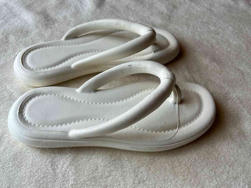 スリーコインズの「EVA ビーチサンダル」はシンプルなカラーとデザイン