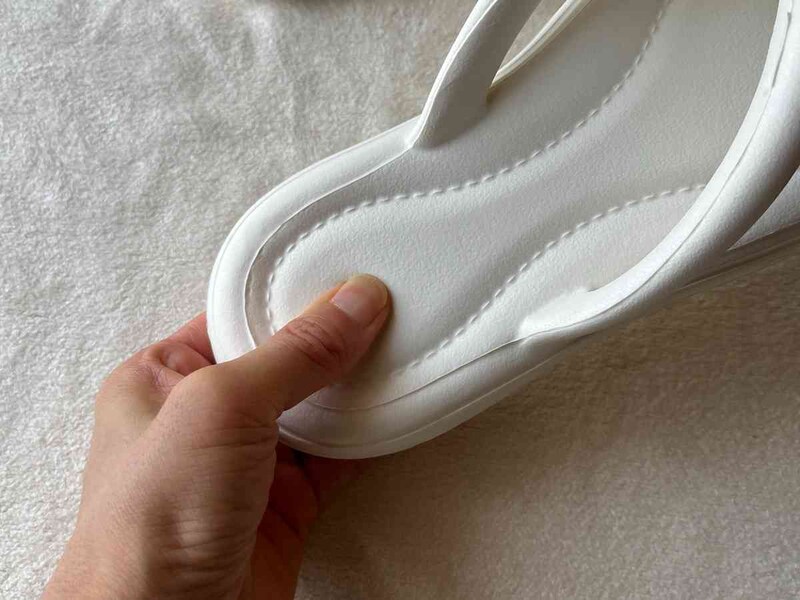 スリーコインズの「EVA ビーチサンダル」はかためのソール