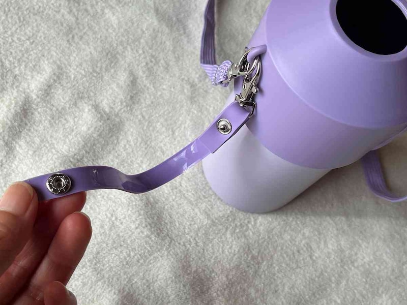 スリーコインズの「ペットボトルクーラー」にはバッグに付けられるストラップもついている