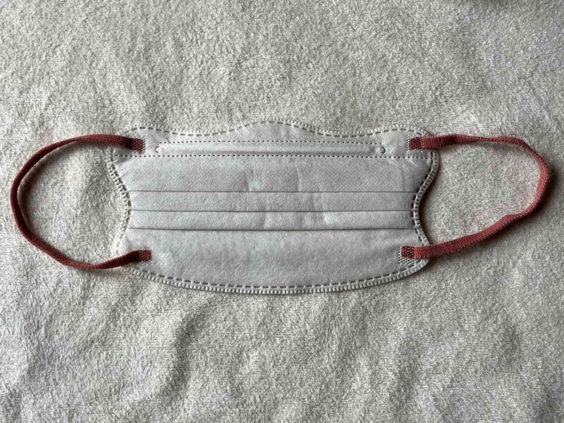 スリーコインズの「波型4Dマスク」のアイボリー×ライトオレンジ