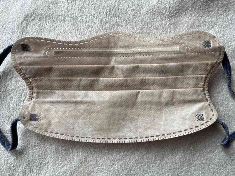 スリーコインズの「波型4Dマスク」の内側はベージュ