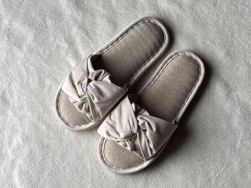 スリーコインズの「ツイストリボンスリッパ」