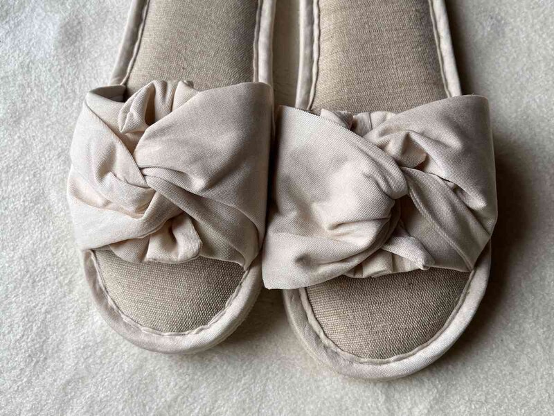 スリーコインズの「ツイストリボンスリッパ」は、くしゅっとリボン