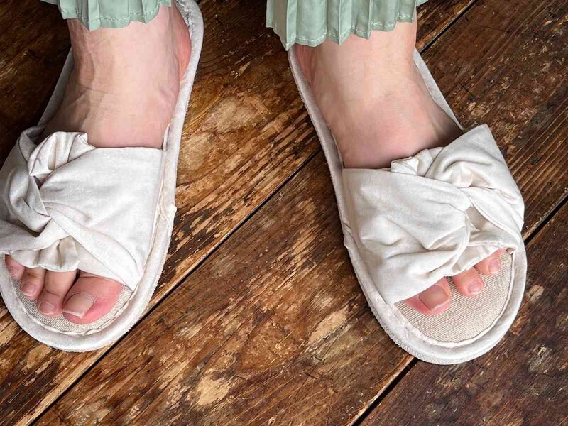 スリーコインズの「ツイストリボンスリッパ」は足裏が心地よい