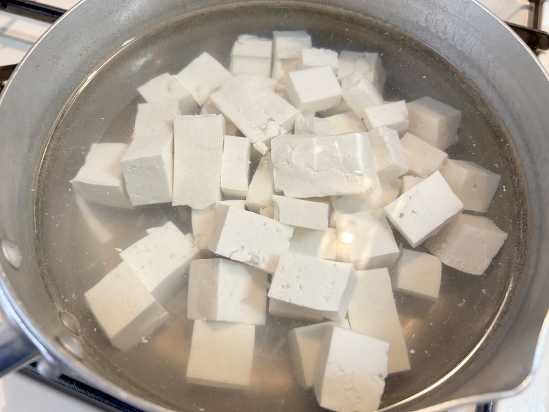 豆腐の水切りをします。