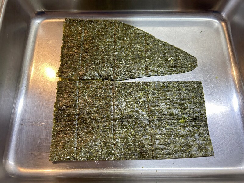 海苔を使って、鰻の皮を表現します。