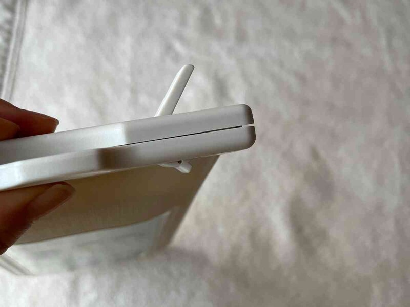 スリーコインズの「ポーチ付き防滴スマホケース」のロックを解除すると口が開く