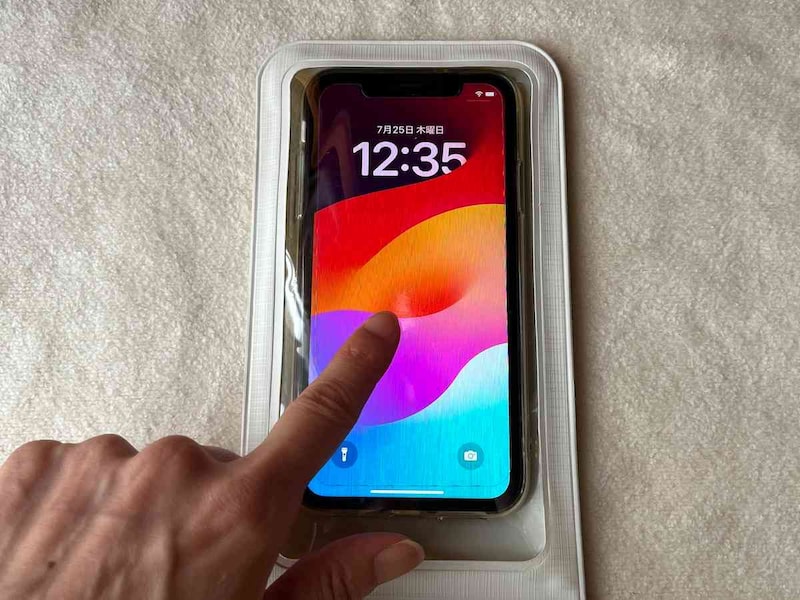スリーコインズの「ポーチ付き防滴スマホケース」に入れたスマホの操作も可能