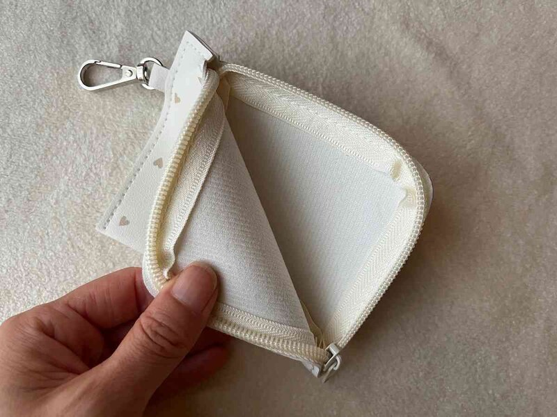 スリーコインズの「ポーチ付き防滴スマホケース」のポーチはリップや小銭などが入るサイズ