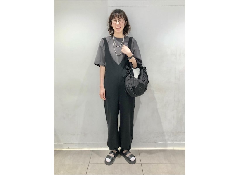 軽やかに持てるサイズ感とフリルのディテールが◎　出典：StyleHint