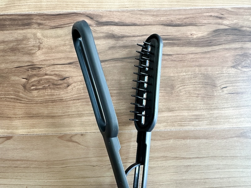 セリア　くるくるドライヤー不要「ブロー用ストレートブラシ」