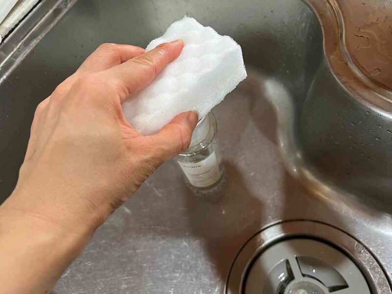 スポンジを持ったまま上から押すだけで洗剤がつく