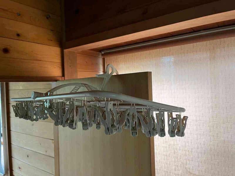 フックが動くのでドアに対して垂直にかけられる