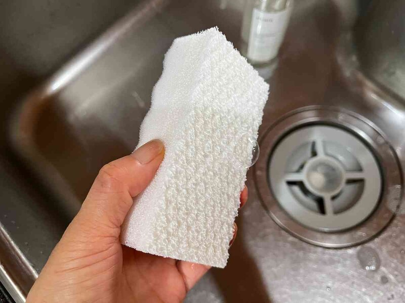 スリーコインズの「へたりにくいスポンジ3個セット」は次第にフィットするかたさになる