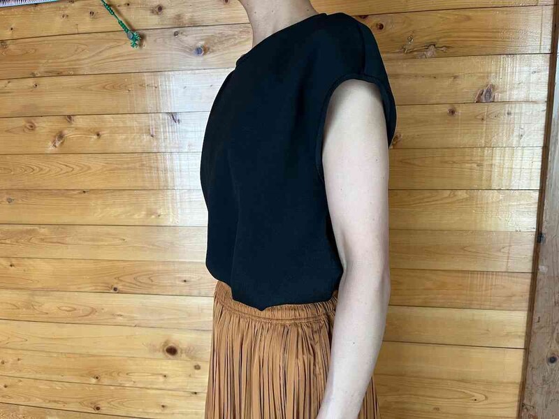 袖が短いと腕の露出部分が多くなる