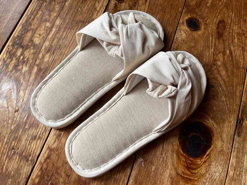 スリーコインズの「ツイストリボンスリッパ」