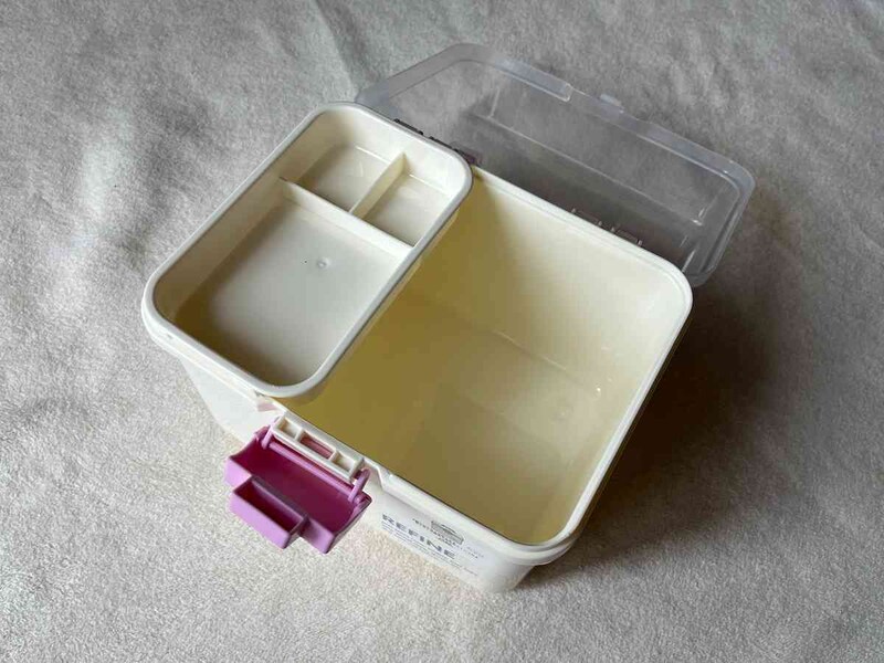 スリーコインズの「メディスンボックス」には仕切りトレイがついている