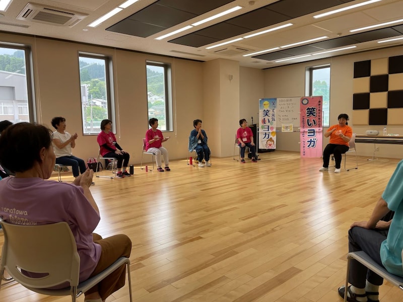 笑いヨガでは、みんなで「わっはっはっ」と大きな声で笑いながら、軽い運動もします。