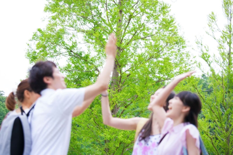 リラックスやストレス解消に効果的　シニアから始める「笑いヨガ」の効用とは
