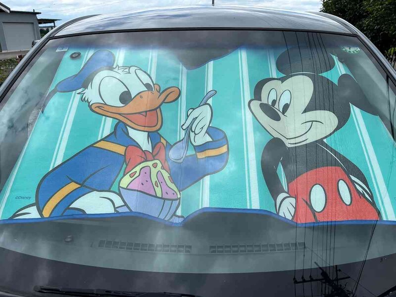 ダイソーの「フロントガラス用サンシェード ミッキー＆フレンズ」のサイズは約130cm×68cm