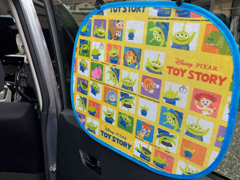 ダイソーの「サイド用サンシェード トイ・ストーリー」は窓にぺたりと貼れる