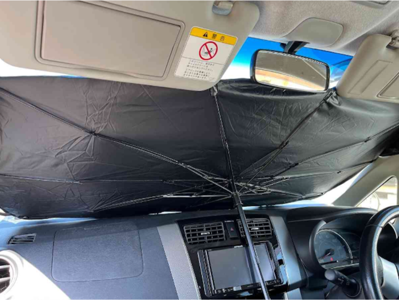 ダイソーの「折りたたみ傘型サンシェード」は外側をフロントガラスにつける