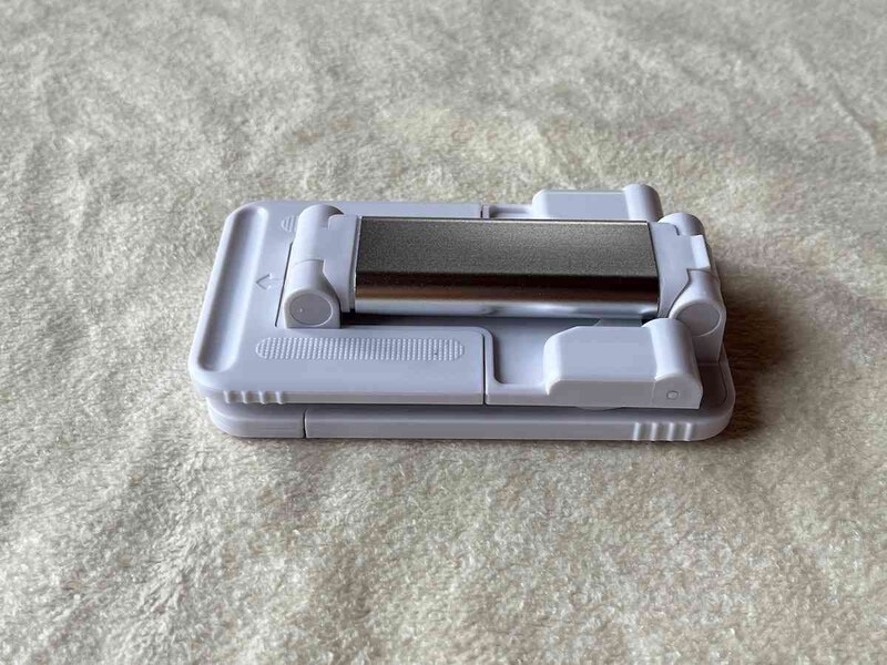 スリーコインズの「スマホスタンド」は折りたためる