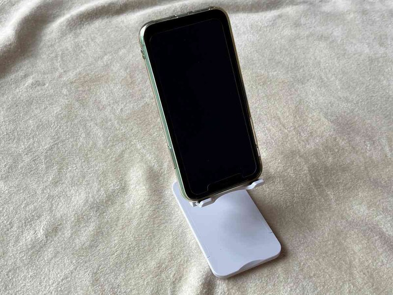スリーコインズの「スマホスタンド」はスマホ縦向きでも倒れない