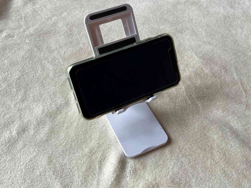 スマホを横向きで置くと安定感がある