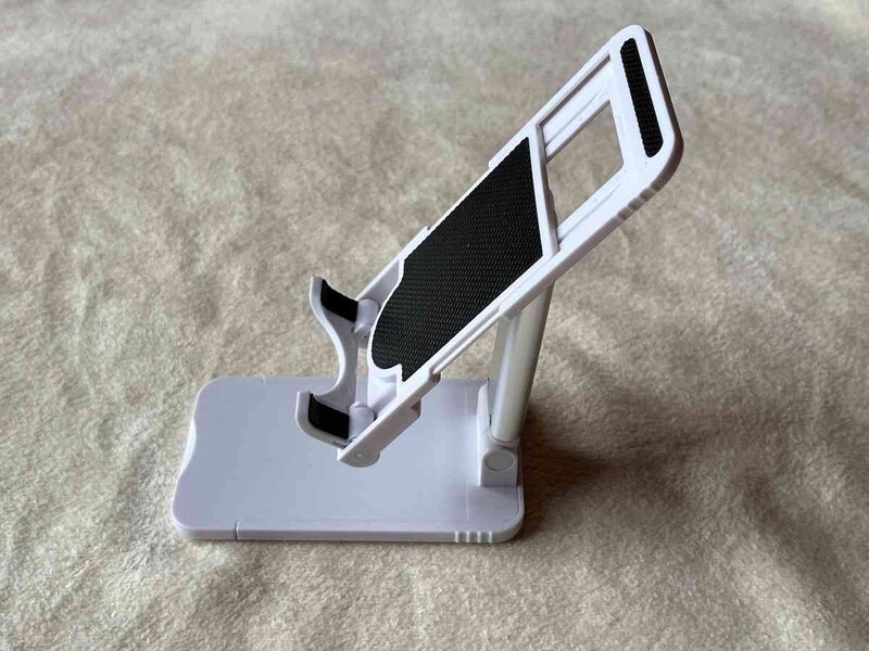 スリーコインズの「スマホスタンド」はスマホを置く部分が、0～270度で角度調整可能