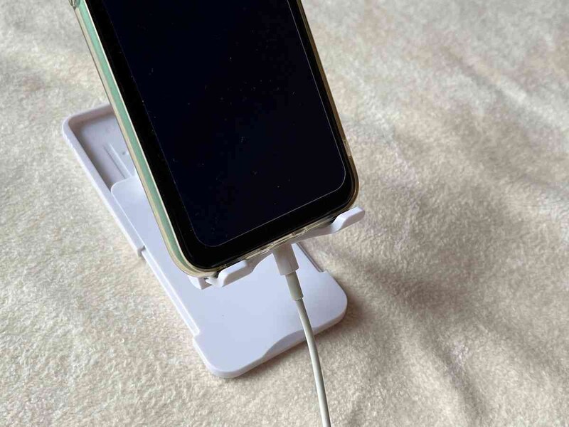 スリーコインズの「スマホスタンド」は充電しながらも使える