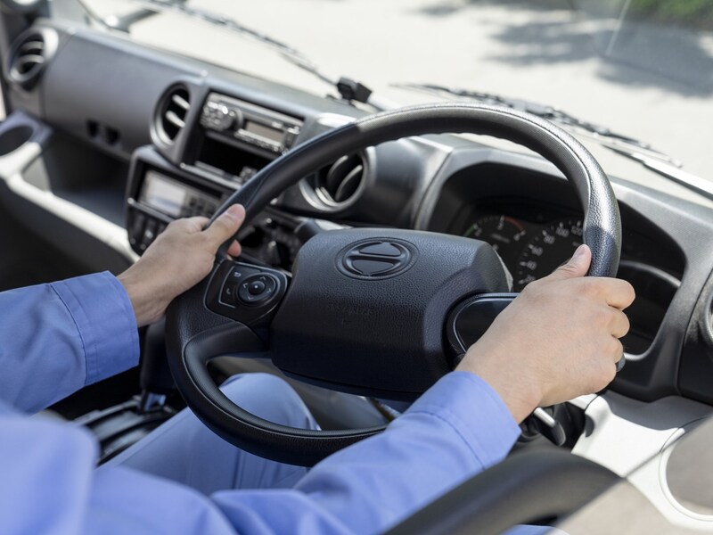 細心の注意を払ってトラックを運転