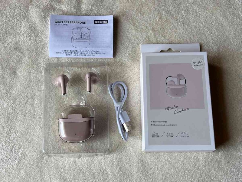 スリーコインズの「クリアケースワイヤレスイヤホン」の本体、充電用USBケーブル、説明書