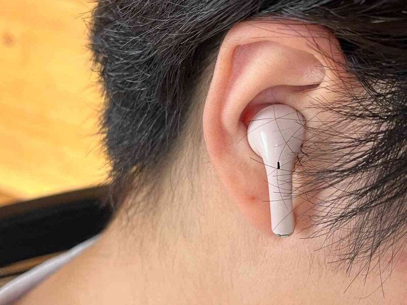スリーコインズの「クリアケースワイヤレスイヤホン」は耳につけやすい（個人差はある）
