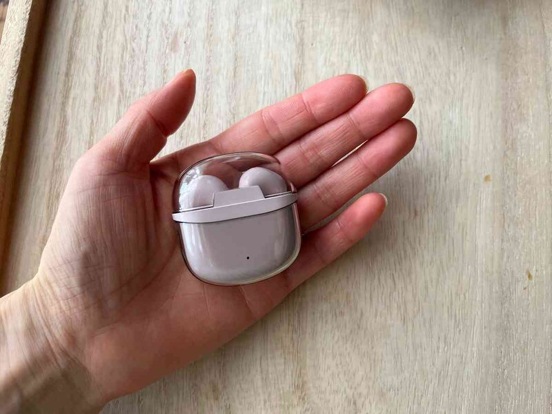 スリーコインズの「クリアケースワイヤレスイヤホン」はコンパクトサイズ