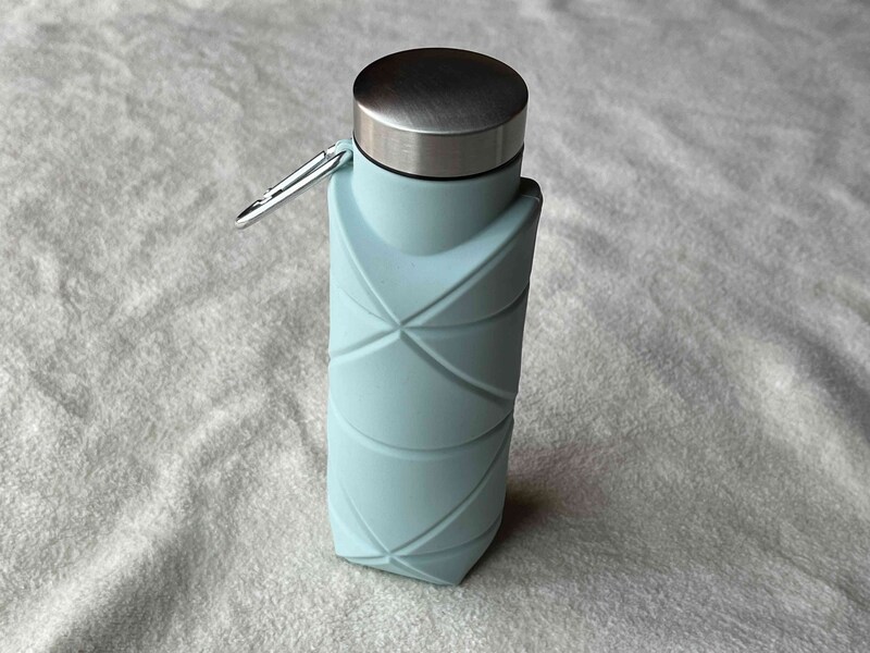 スリーコインズの「折り畳みボトル」は飲んだ後のことを考えた水筒