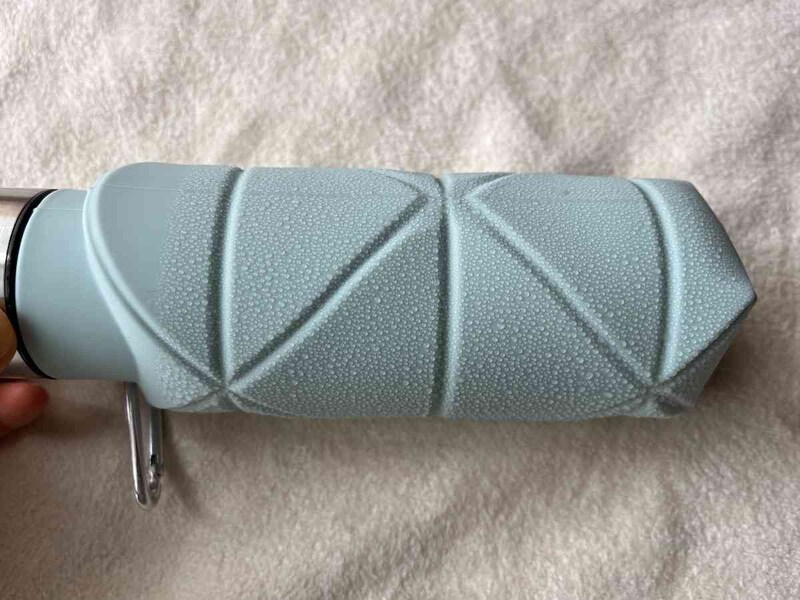 スリーコインズの「折り畳みボトル」に冷たいものを入れると結露が出てしまう