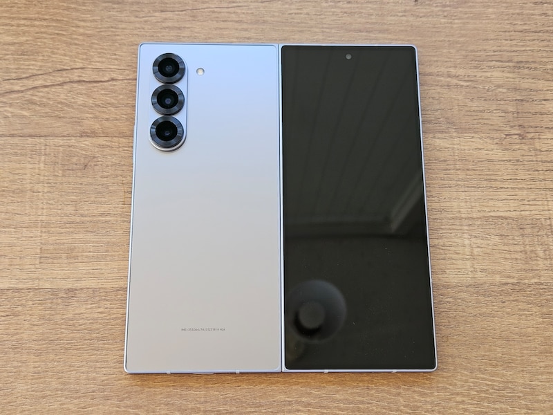 シリーズ史上、最も軽い239g！ 折りたたみスマホ「Galaxy Z