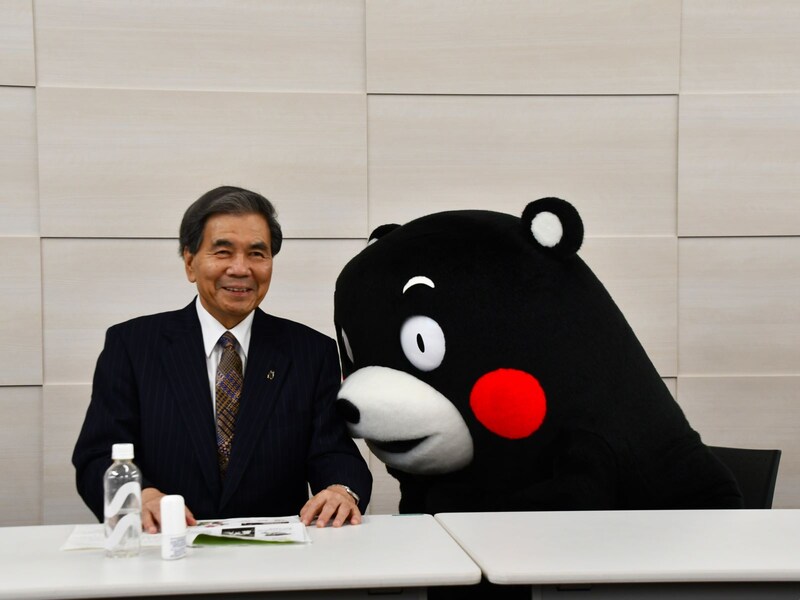 懐くくまモン（7月1日、東京都新宿区）