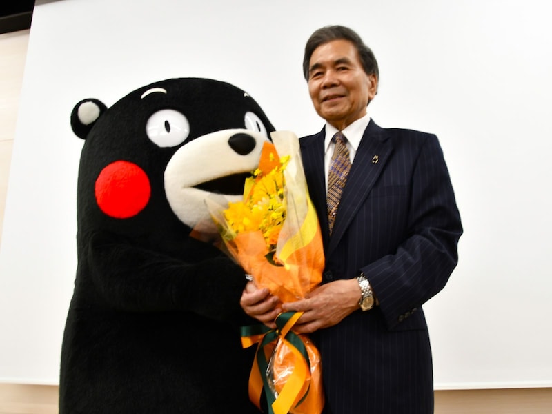 花束を渡すくまモン（7月1日、東京都新宿区）