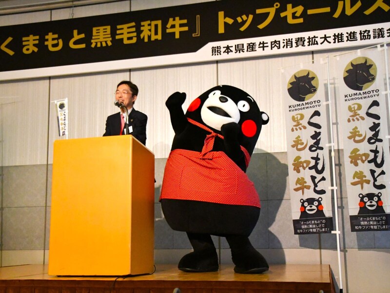 笑顔の木村県知事（7月17日、東京都港区）