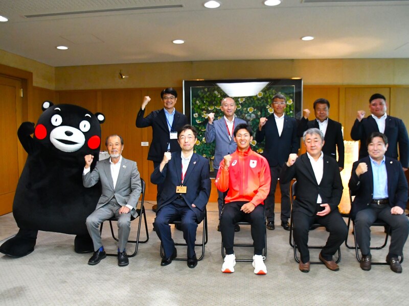 パリ五輪出場の筒江選手とエイエイモーン（7月19日、熊本市）