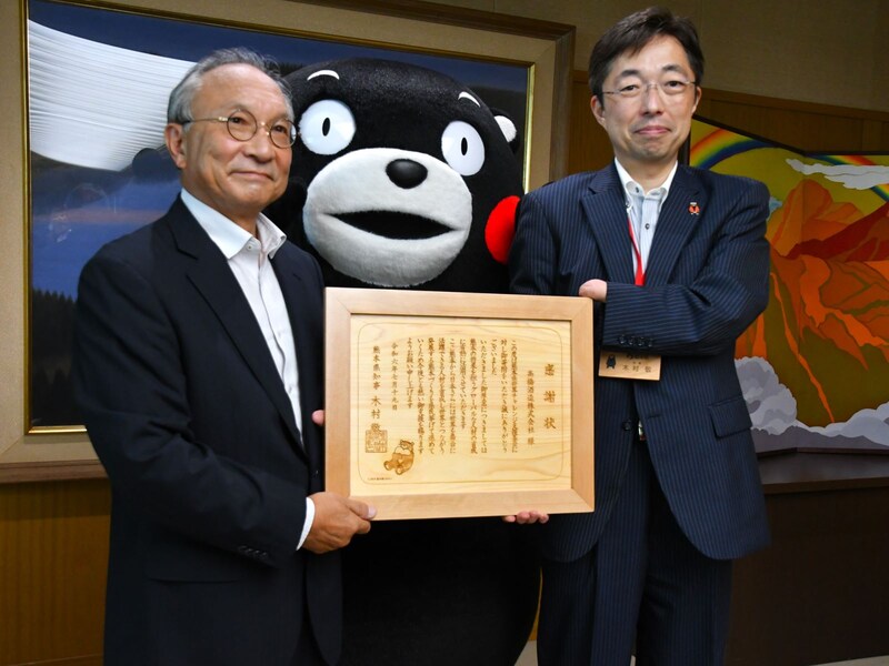 高橋酒造の高橋社長（左）と木村県知事（7月19日、熊本市）