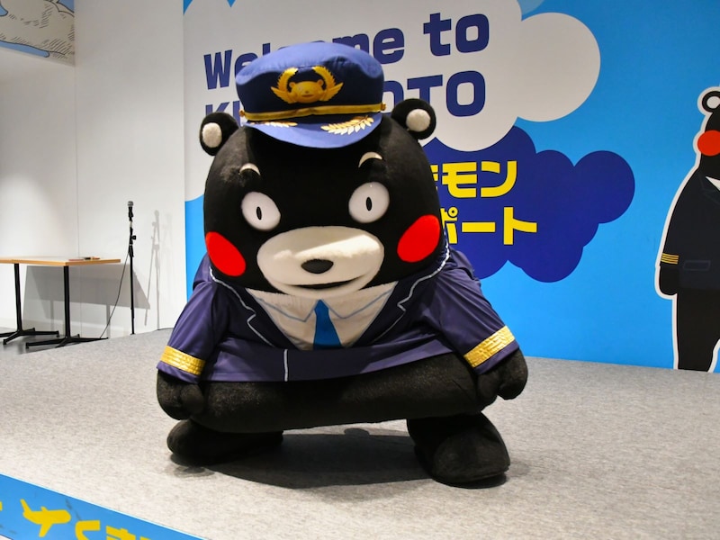 ヤンキー座りで凄む？（7月20日、熊本県益城町）