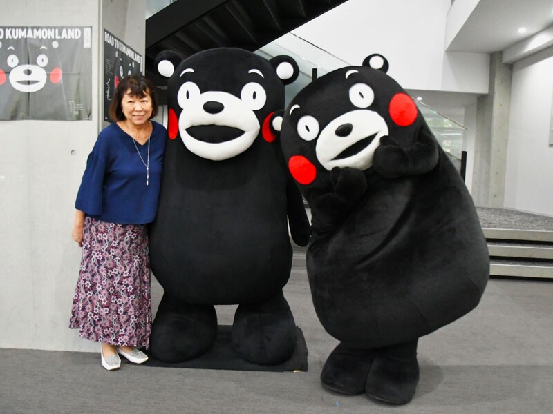 くまモン学の第一人者とパチリ（7月20日、熊本市）