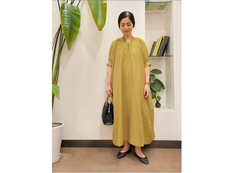 フラットシューズやかっちりとしたミニバッグで程よい重さを　出典：WEAR